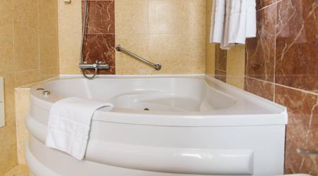 Habitación doble romántica con bañera de hidromasaje  America Diamonds Hotel Lisboa Habitación doble romántica con bañera de hidromasaje  America Diamonds Hotel Lisboa